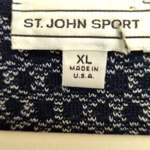 Pretty Navy and White St. John Shell - Picture 2 of 3